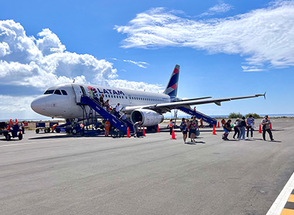 Avión comercial en el aeropuerto Seymour de la isla Baltra