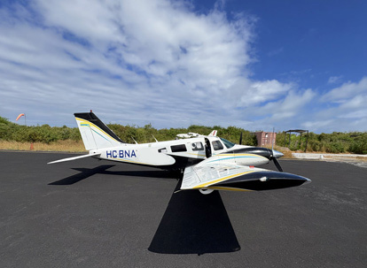 Aeronave en pista de aterrizaje isla Isabela.