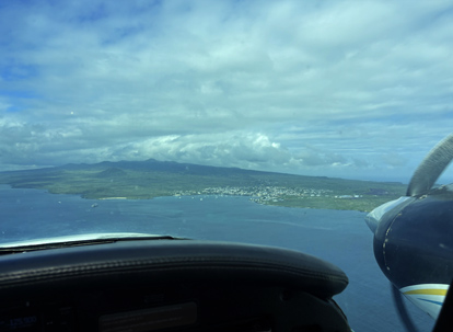Vista aérea de la isla Isabela desde una avioneta.